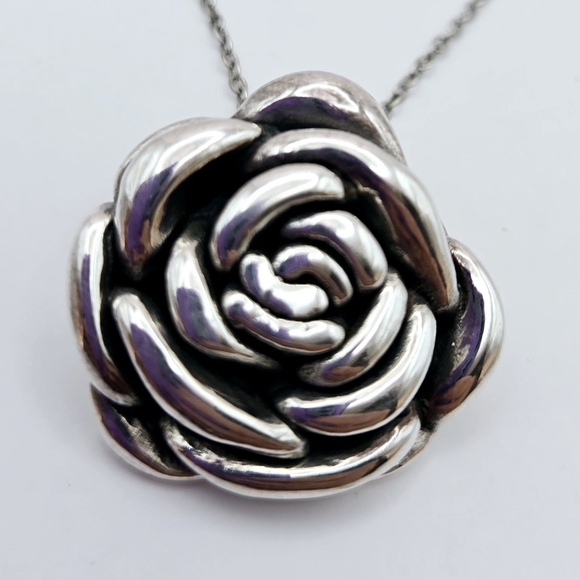 925 R TH 1" Rose on 16-18 1/2" Silver Tone Chain. - Picture 2 of 3